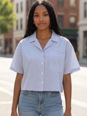 Weekend Edition womens Light Blue Pinstripe Cropped Button Shirt size medium